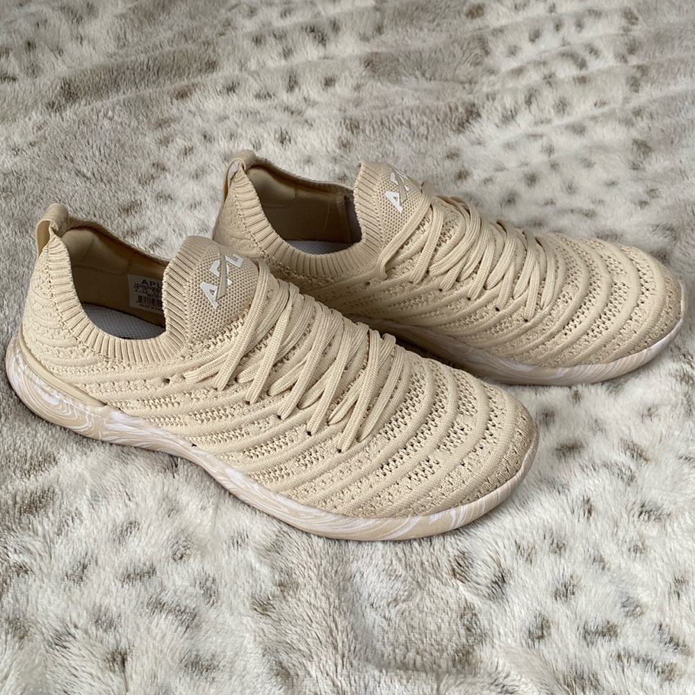 APL Techloom Wave Parchment/White/Marble Running Shoe